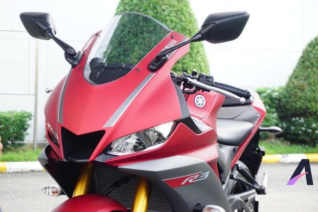 Nhìn bề ngoài, 2019 Yamaha YZF-R3 có diện mạo được làm mới lại với thiết kế đèn pha LED kép và cản được cải tiến, điểm mà Yamaha gọi là “lớp chéo”.