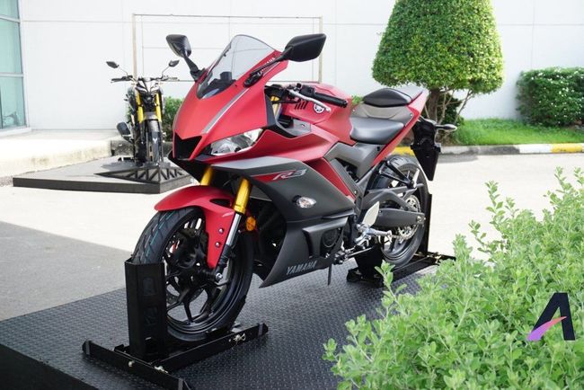 Nhà sản xuất xe máy Yamaha đã chính thức vén màn mẫu xe môtô 2019 YZF-R3 tại hai sự kiện diễn ra riêng biệt tại Indonesia và Thái Lan. Ảnh 2019 YZF-R3 màu đỏ.