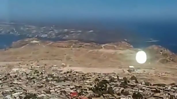 Video: UFO hình đốm sáng bí ẩn lơ lửng trên bầu trời Chile - 1