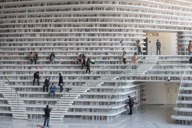 Thư viện Tân Hải, Trung Quốc: Hệ thống giá cao từ trần tới sàn trong thư viện với thiết kế hiện đại, có khả năng chứa hơn 1,35 triệu cuốn sách. Mặc dù vậy, một số giá ở đây không thực sự chứa sách mà chủ được vẽ hình ảnh sách.