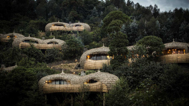 Khu nghỉ dưỡng Wilderness Safaris Bisate Lodge, Rwanda: Khu nghỉ dưỡng trong vườn quốc gia Núi lửa bao gồm 6 biệt thự hạng sang nằm giữa rừng. Tại đây, du khách có thể chiêm ngưỡng núi lửa Bisoke và Karisimbi hay tham gia các tour khám phá động vật hoang dã.