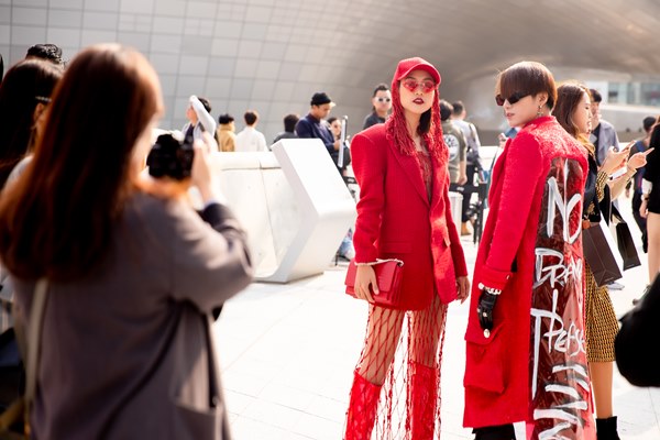 Chào sân Seoul Fashion Week, tín đồ Việt gây chú ý với màu rực - 1