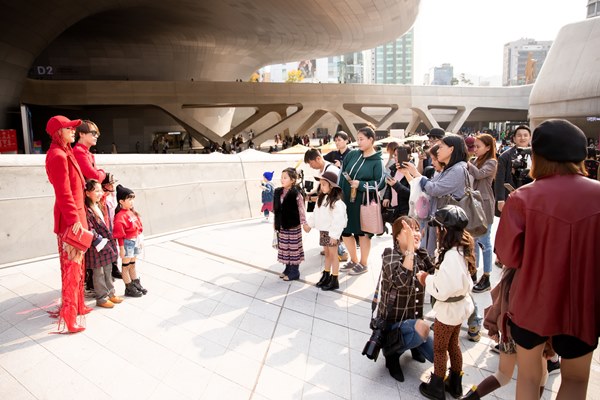 Chào sân Seoul Fashion Week, tín đồ Việt gây chú ý với màu rực - 2