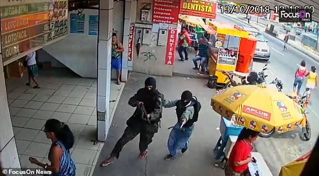 Video: Tiêu diệt 4 tay súng bắt 25 con tin làm lá chắn sống ra phố Brazil - 1