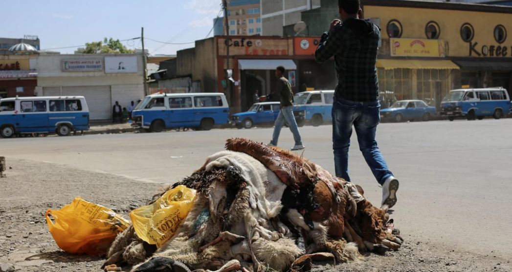 Không thể tin món ăn đáng sợ này lại là đặc sản trong bữa ăn của người Ethiopia - 1