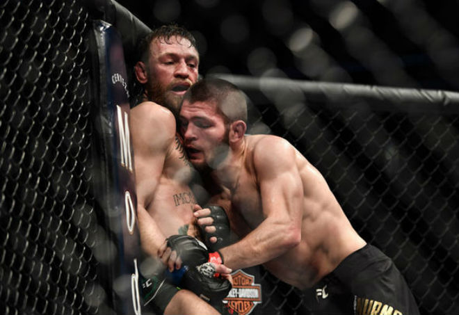 Lộ mưu hèn kế bẩn: Trùm UFC lừa Khabib vào xe bus cho McGregor đập phá - 1