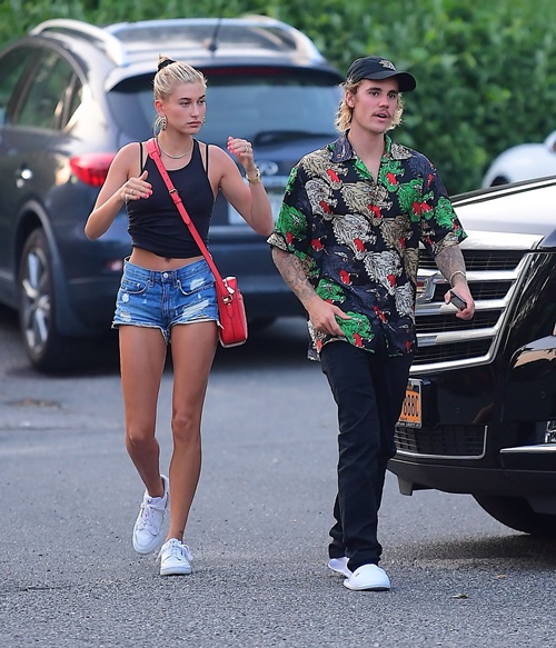 Justin Bieber và vợ sắp cưới chuộng style đơn giản dù siêu giàu - 14