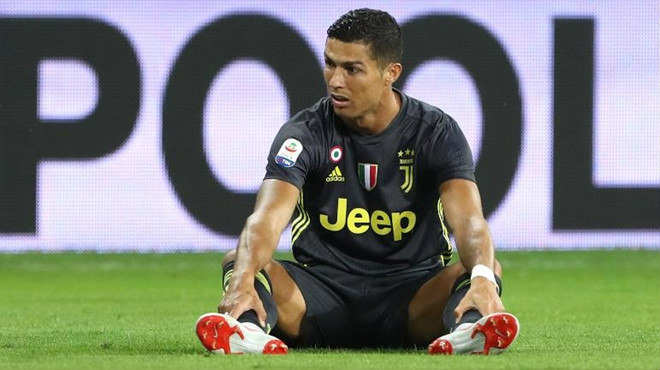 Ronaldo khốn khổ: Nghi án hiếp dâm kéo dài còn bị Messi qua mặt - 1
