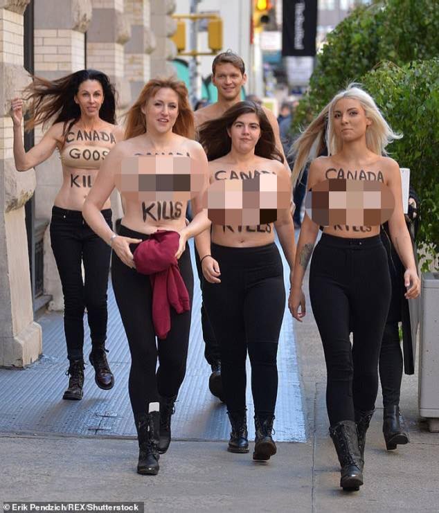 Phụ nữ ngực trần biểu tình giữa trời rét 4 độ ở New York - 1