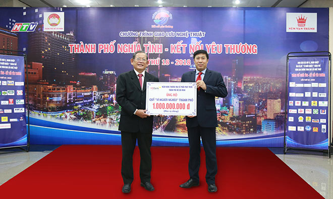 HDBank tặng 1 tỷ đồng cho Quỹ vì người nghèo TP HCM - 1
