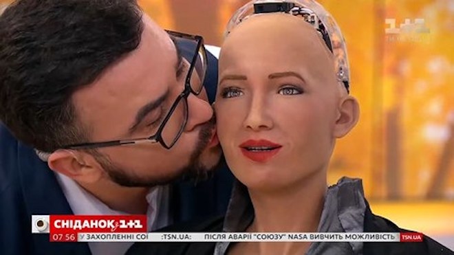 Video: Robot Sophia cho phép &#34;bạn trai&#34; thơm má trên sóng truyền hình - 1
