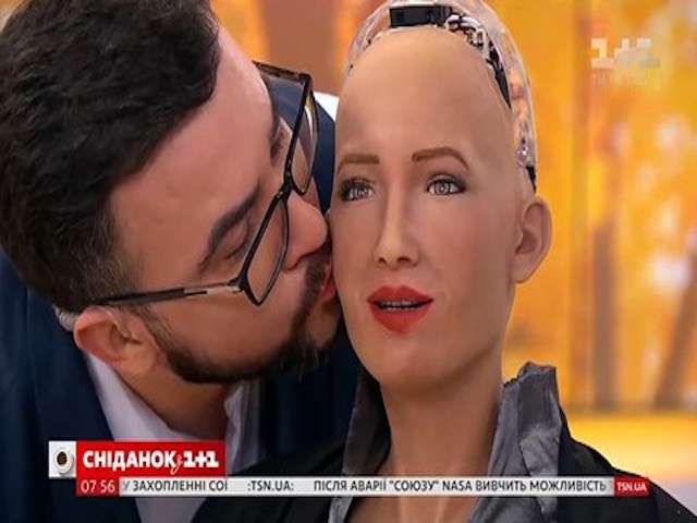 Video: Robot Sophia cho phép "bạn trai" thơm má trên sóng truyền hình