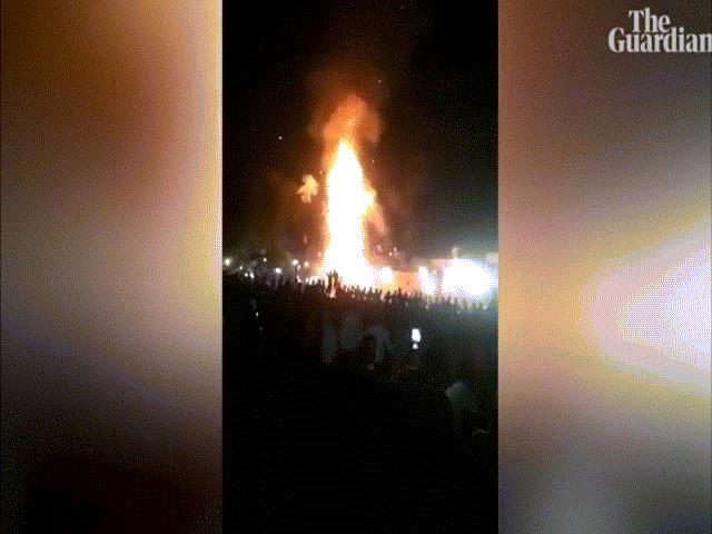 Ấn Độ: Khoảnh khắc tàu hỏa lao thẳng vào đám đông khiến 60 người chết