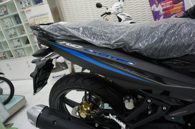 2019 Yamaha Exciter RC đen xám có giá đề xuất 46,99 triệu VNĐ. Tuy nhiên, khi về các đại lý thường chênh cao lên tới tầm 50 triệu đồng.