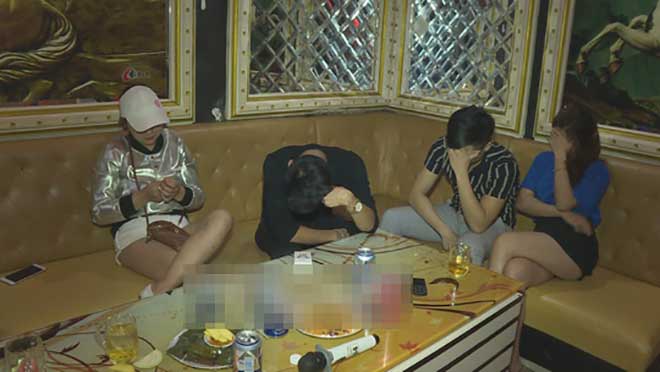 21 nam nữ rủ nhau vào quán karaoke chơi ma túy - 1