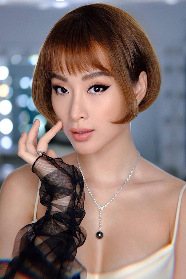 Mới đây nữ diễn viên Angela Phương Trinh khiến nhiều người bất ngờ vì thay đổi kiểu tóc sang tóc ngắn cùng gu trang điểm lạ. 
