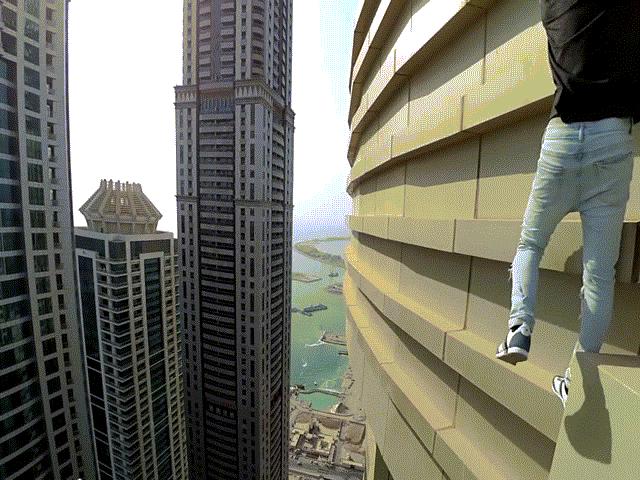 ”Người nhện” liều mạng leo trèo tòa nhà 280m không đồ bảo hộ