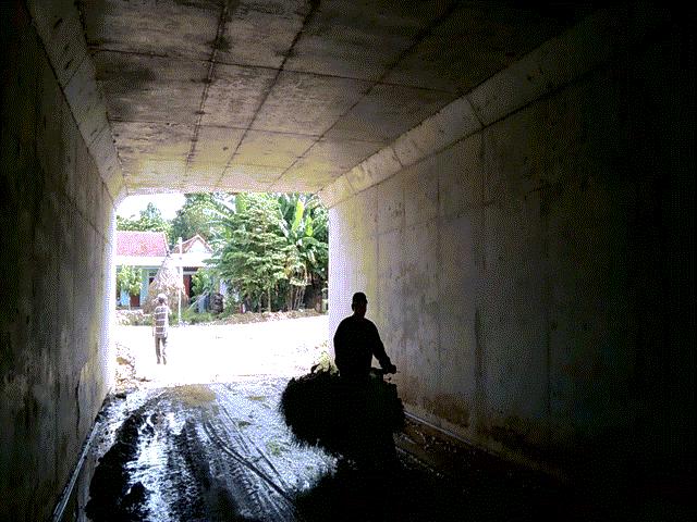 Hầm chui cao tốc Đà Nẵng-Quảng Ngãi: Người của nhà thầu bám phóng viên
