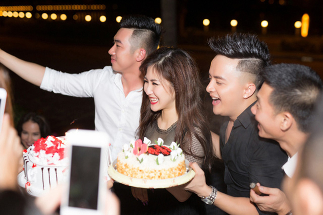 Đặc biệt, trong bữa tiệc sinh nhật 22 tuổi của Hương Tràm vào năm ngoái, Đức Phan cũng xuất hiện bên cạnh cô.