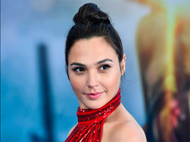 Gal Gadot với nhan sắc hiện đại, cá tính xếp thứ 9.