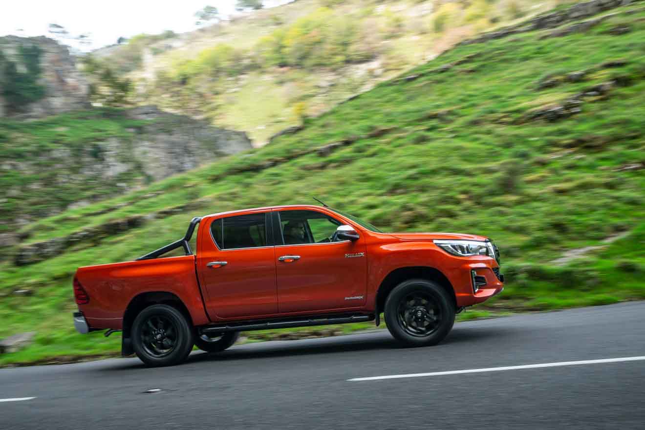 Toyota giới thiệu Hilux phiên bản đặc biệt Invincible X, giá bán từ 993 triệu đồng - 4