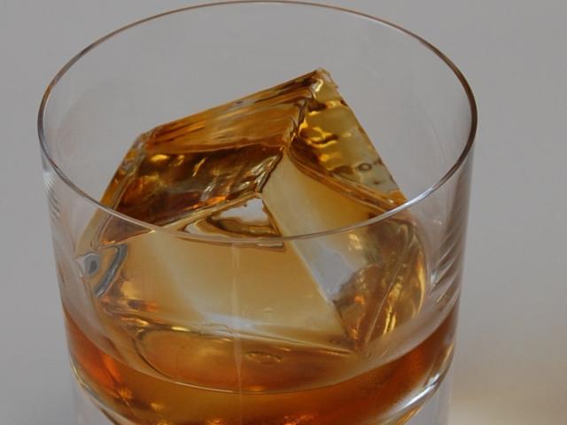 Giới siêu giàu chi gần chục triệu mua đá lạnh ”sang chảnh” về uống rượu