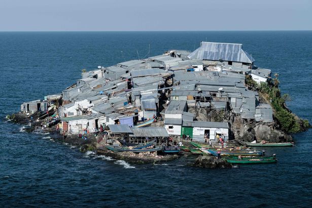 Cảnh kỳ lạ trên hòn đảo bé hơn sân bóng, 500 người sống ở châu Phi - 1