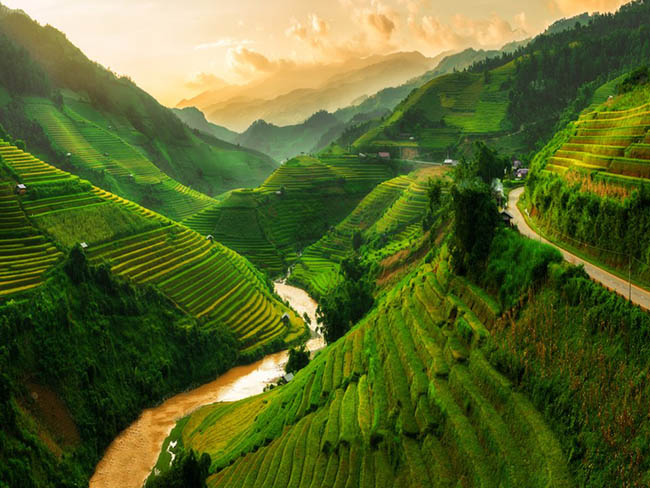 Mù Cang Chải, Việt Nam: Là một viên ngọc ẩn ở một tỉnh nông thôn nhỏ ở miền Bắc Việt Nam, Mù Cang Chải là nơi có những cánh đồng lúa bậc thang có màu xanh đậm, bạn sẽ cảm thấy như bạn đã bước vào một bức tranh.