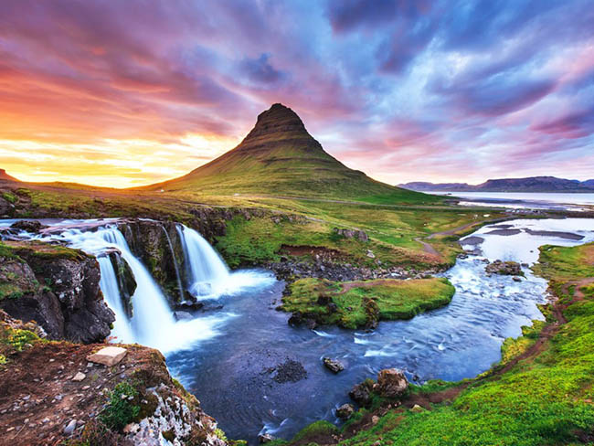 Kirkjufell, Grundarfjörður, Iceland: Kirkjufell có một vị trí độc đáo trên bán đảo Snæfellsnes. Đỉnh núi dường như vươn ra khỏi đại dương, và những thác nước phía trước càng khiến vẻ đẹp của ngọn núi thêm hùng vĩ.