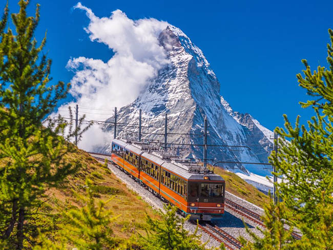Matterhorn, Zermatt, Thụy Sĩ: Đứng ở độ cao 15.000 feet trên biên giới giữa Thụy Sĩ và Ý, Matterhorn có lẽ là đỉnh cao được công nhận nhất trong dãy núi Alps - và có lẽ là một trong những nơi nguy hiểm nhất.
