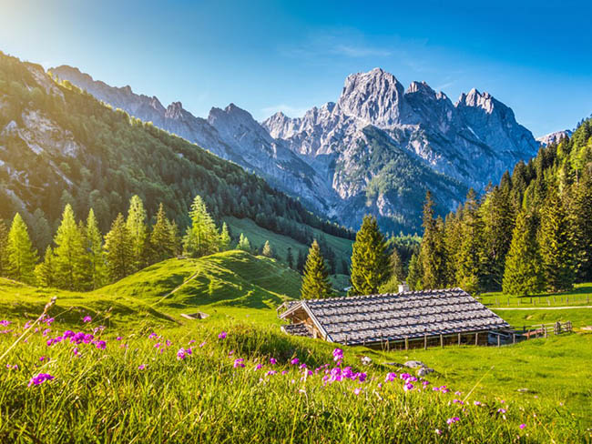 Dãy núi Alps, Châu Âu: Đi qua tám nước châu Âu và có tổng cộng 745 dặm, dãy núi Alps là hệ thống núi lớn nhất ở châu Âu. Dãy núi chạm vào các phần của Thụy Sĩ, Áo, Ý, Đức, Pháp, Slovenia, Liechtenstein và Hungary.