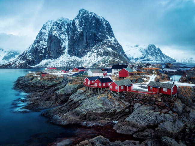 Reinefjorden, Reine, Na Uy: Nằm trên quần đảo Lofoten trong vòng Bắc Cực, nhưng ngọn núi thật ngoạn mục với các bối cảnh danh lam thắng cảnh tuyệt vời.