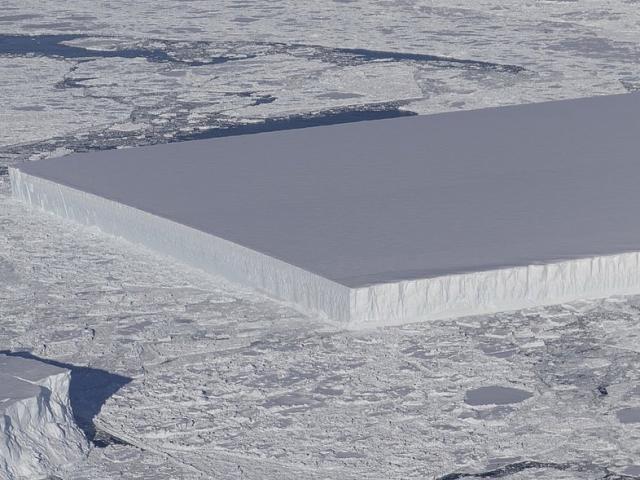 Phát hiện tảng băng hình dạng kỳ lạ chưa từng có ở Nam Cực