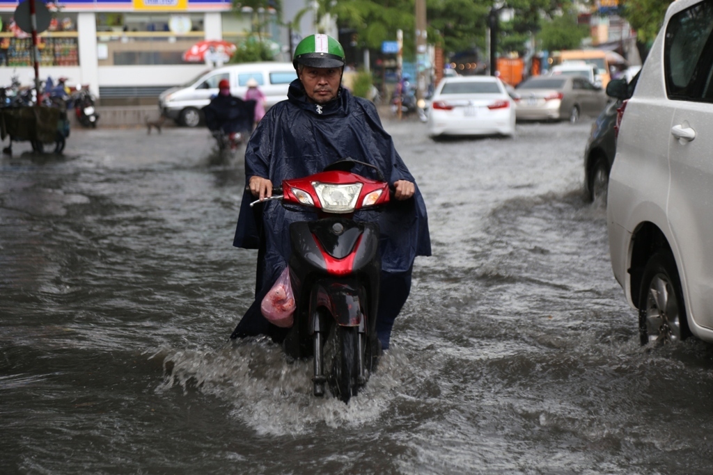 Học sinh “bơi” tại “khu nhà giàu” ở Sài Gòn sau cơn mưa chớp mắt - 3