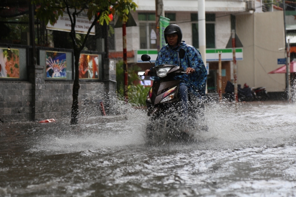 Học sinh “bơi” tại “khu nhà giàu” ở Sài Gòn sau cơn mưa chớp mắt - 2