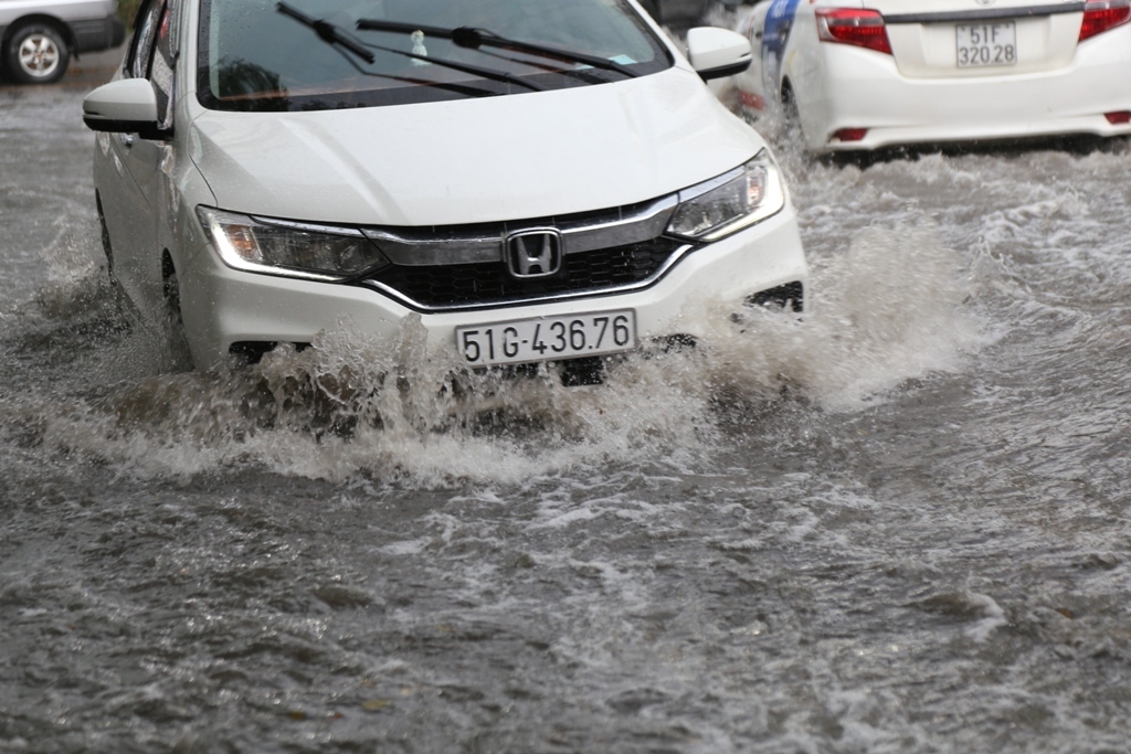 Học sinh “bơi” tại “khu nhà giàu” ở Sài Gòn sau cơn mưa chớp mắt - 6