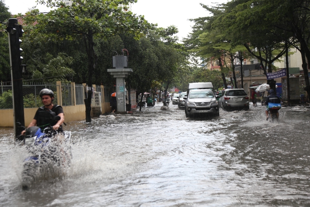 Học sinh “bơi” tại “khu nhà giàu” ở Sài Gòn sau cơn mưa chớp mắt - 5