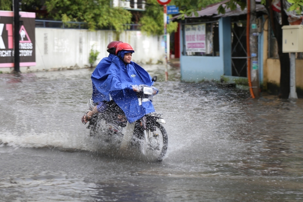 Học sinh “bơi” tại “khu nhà giàu” ở Sài Gòn sau cơn mưa chớp mắt - 4