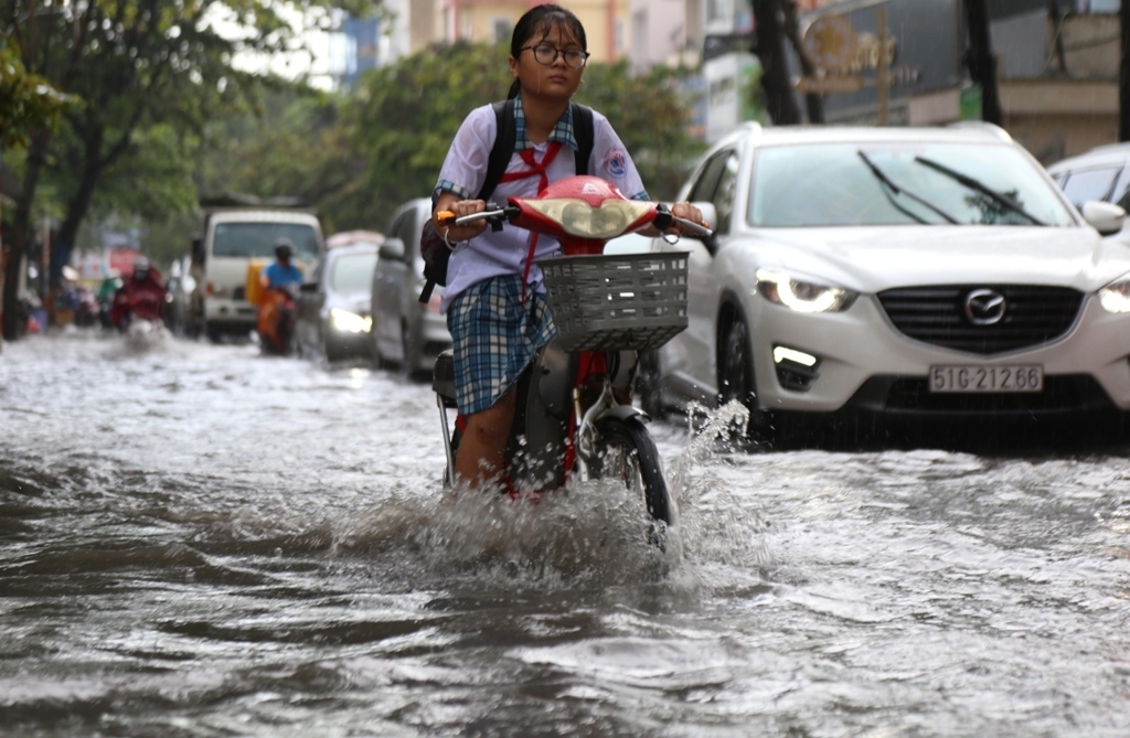 Học sinh “bơi” tại “khu nhà giàu” ở Sài Gòn sau cơn mưa chớp mắt - 10