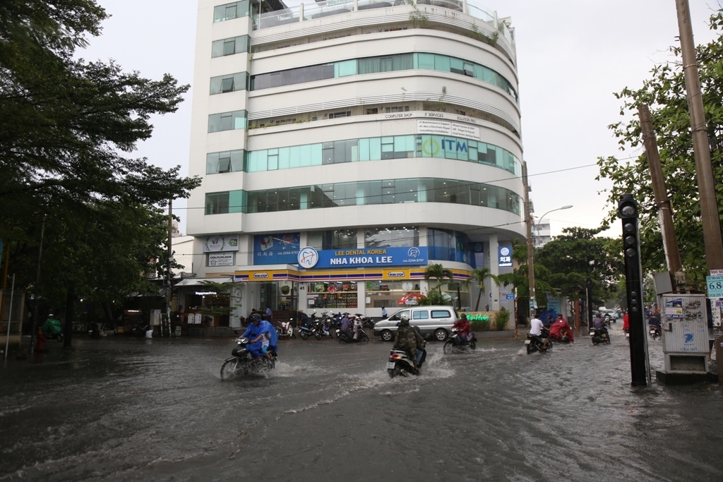 Học sinh “bơi” tại “khu nhà giàu” ở Sài Gòn sau cơn mưa chớp mắt - 12