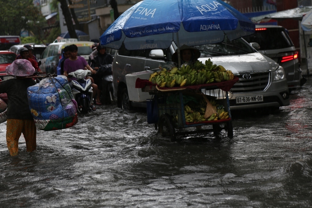 Học sinh “bơi” tại “khu nhà giàu” ở Sài Gòn sau cơn mưa chớp mắt - 13