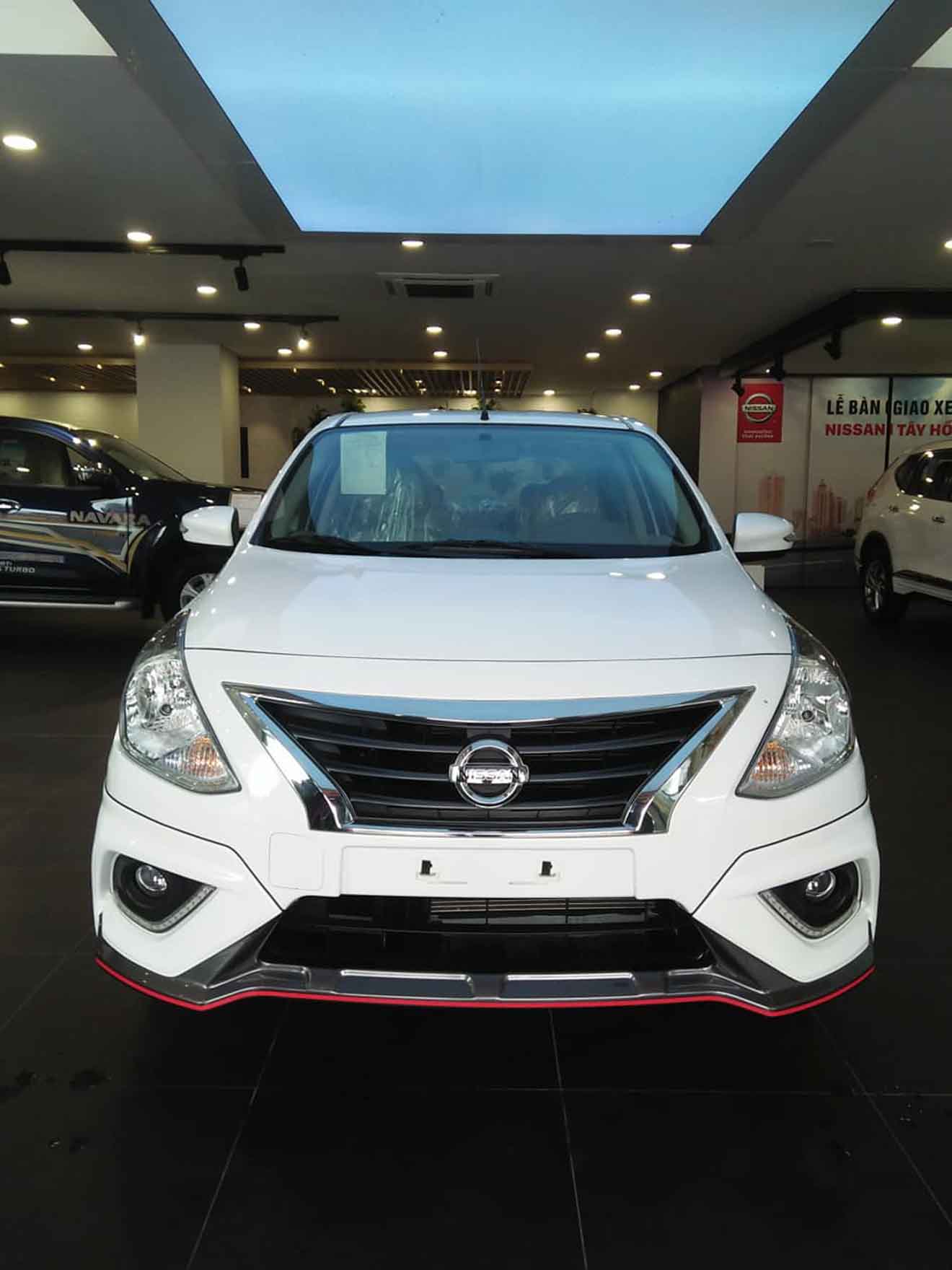 Nissan Sunny XV Premium bất ngờ xuất hiện trước thềm triển lãm VMS2018 - 2