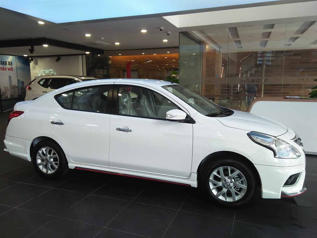 Nissan Sunny XV Premium bất ngờ xuất hiện trước thềm triển lãm VMS2018 - 4