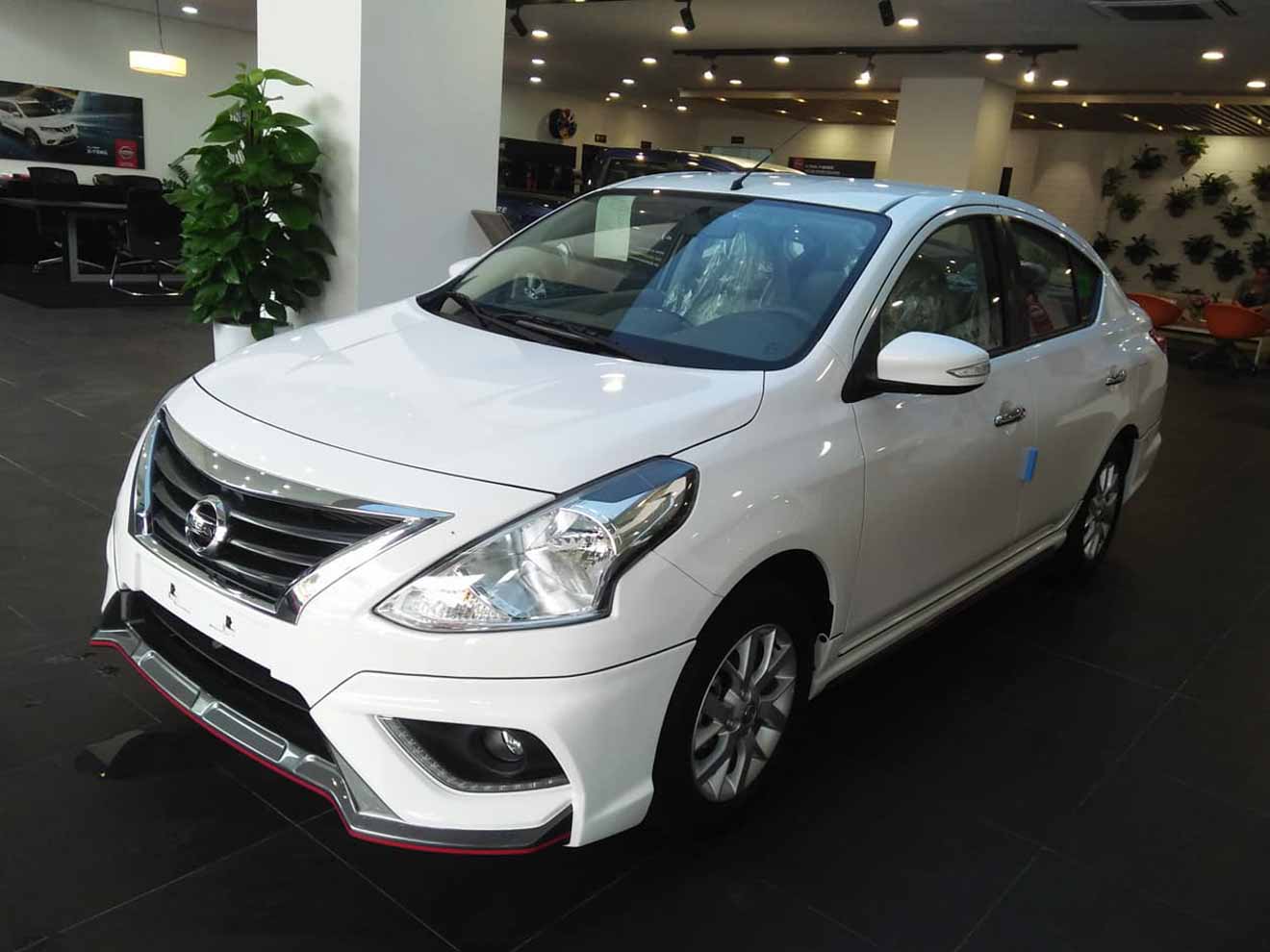 Nissan Sunny XV Premium bất ngờ xuất hiện trước thềm triển lãm VMS2018 - 3