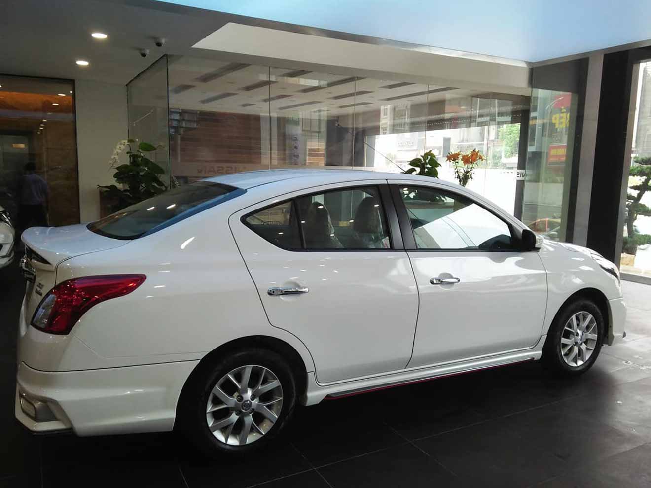 Nissan Sunny XV Premium bất ngờ xuất hiện trước thềm triển lãm VMS2018 - 8