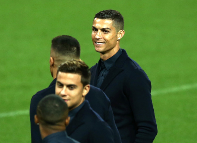 Ronaldo cười tươi như hoa trở lại MU, tự tin thoát tội hiếp dâm mỹ nữ - 2