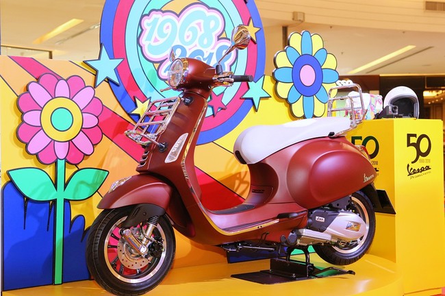 Tại đây, Vespa Primavera bản kỷ niệm 50 năm có một chút khác so với phiên bản kỷ niệm ở Việt Nam.