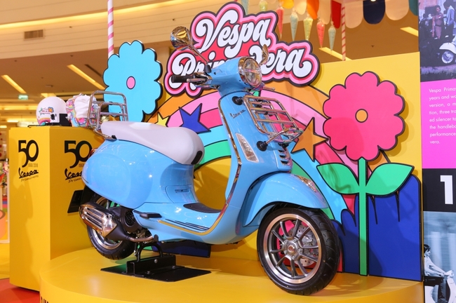 Đây là phiên bản kỷ niệm 50 năm của Vespa Primavera với màu xanh nước biển.