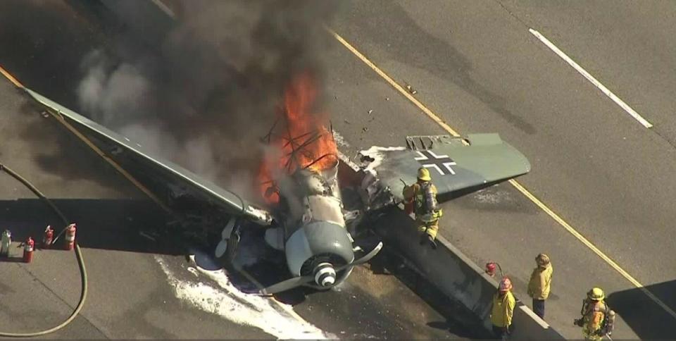 Máy bay vỡ tan sau khi rơi xuống đường cao tốc Mỹ và diễn biến kỳ diệu - 1