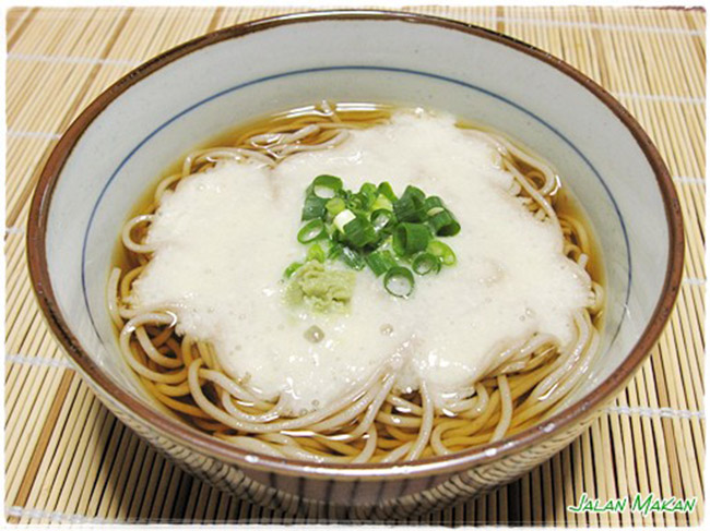 Tororo thường được phục vụ với cơm hoặc soba ở Nhật Bản nhưng bạn có biết nó cũng là một trong những nguyên liệu cho Okonomiyaki.